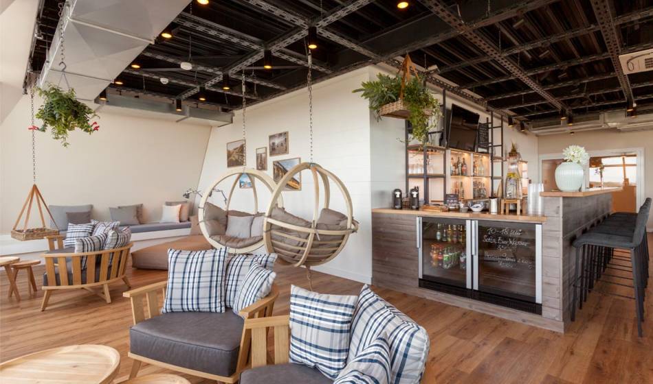 Cozy NIGHT.LOUNGE of the Wyn. Strandhotel on Sylt with stylish furnishings and bar.