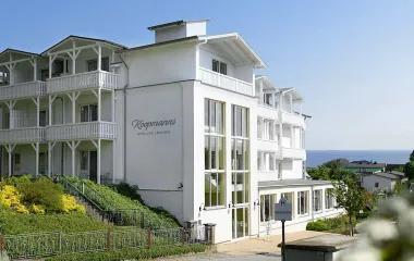 Exterior view of the Koopmanns Hotel and Lädchen on Rügen with balconies and sea view.