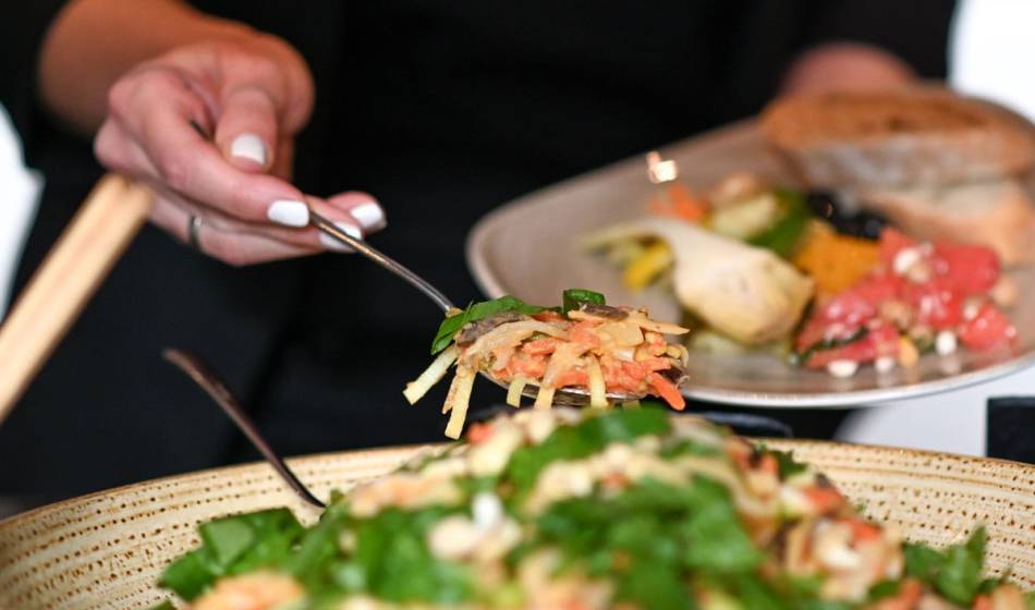 Frischer, bunter Salat mit knackigem Gemüse und Kräutern stilvoll angerichtet in einer großen Schale im Restaurant Strandläufer.