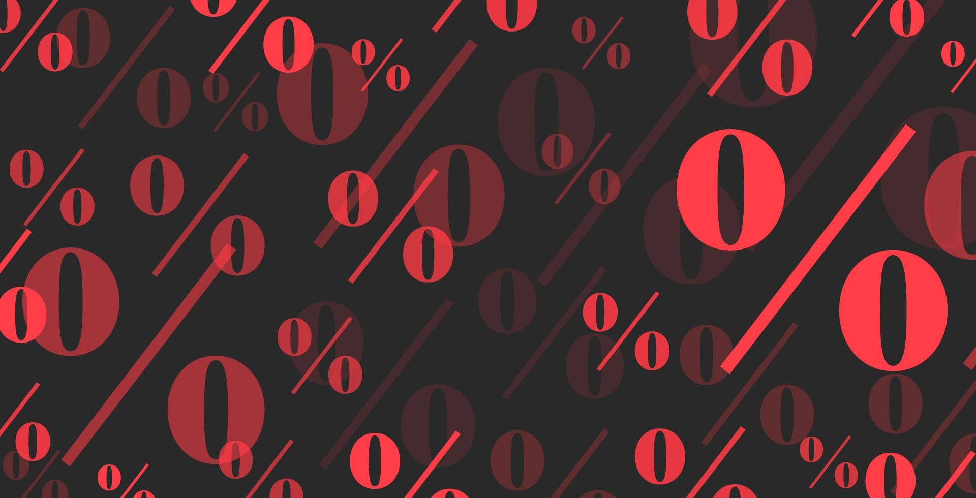 Gefrorener Baumstamm mit langen Eiszapfen ragt in die Ostsee vor den Rügener Kreidefelsen.