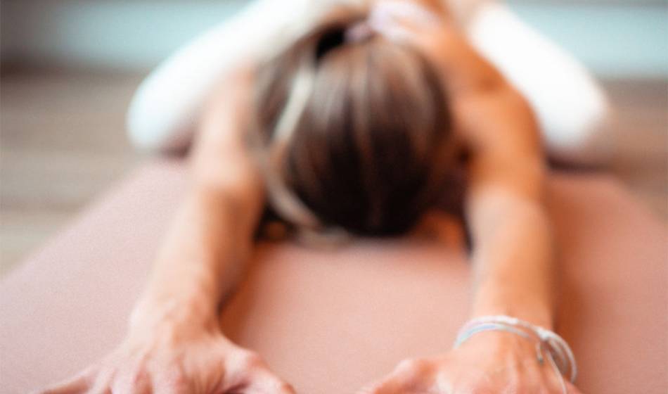 Cristina Schubert Pastor bei einer Übung für die Körpermitte auf der Yogamatte beim Women’s Health Day im Wyn. Strandhotel.