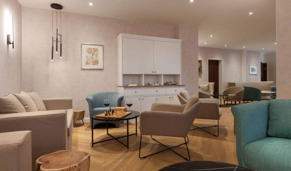 Einladendes Wohnzimmer-Design in der Lounge des Vju Hotels auf Rügen mit gemütlichen Sitzmöbeln und Dekoration.