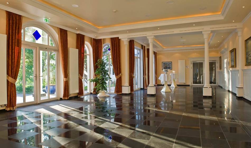 Veranstaltungsraum mit edler Ausstattung, Säulen und viel Licht im Vju Hotel auf Rügen, ideal für Empfänge und Tagungen.