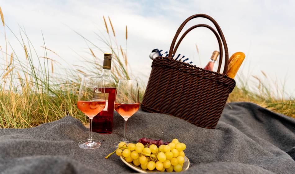 Strandpicknick auf Sylt mit Wein, Baguette und frischen Trauben aus dem Wyn. Strandhotel.