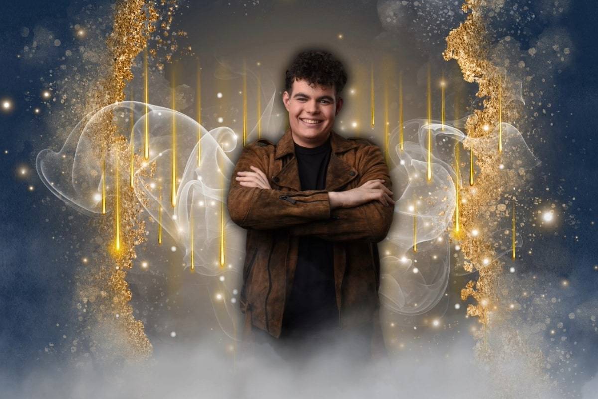 Junger Zauberer mit lockigem Haar und brauner Lederjacke steht mit verschränkten Armen vor einem fantasievollen Hintergrund aus goldenen Lichtstrahlen, schwebenden Rauchformen und funkelnden Partikeln auf dunkelblauem Grund.