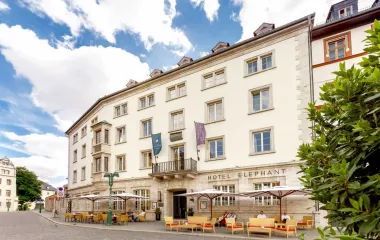 The Hotel Elephant in Weimar in classical architecture, with sunshades and seating.