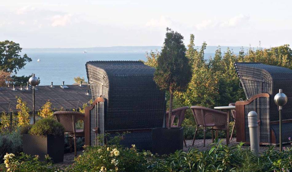 Strandkörbe auf der Seeblick-Terrasse des Vju Hotels mit weitem Blick über die Ostsee.