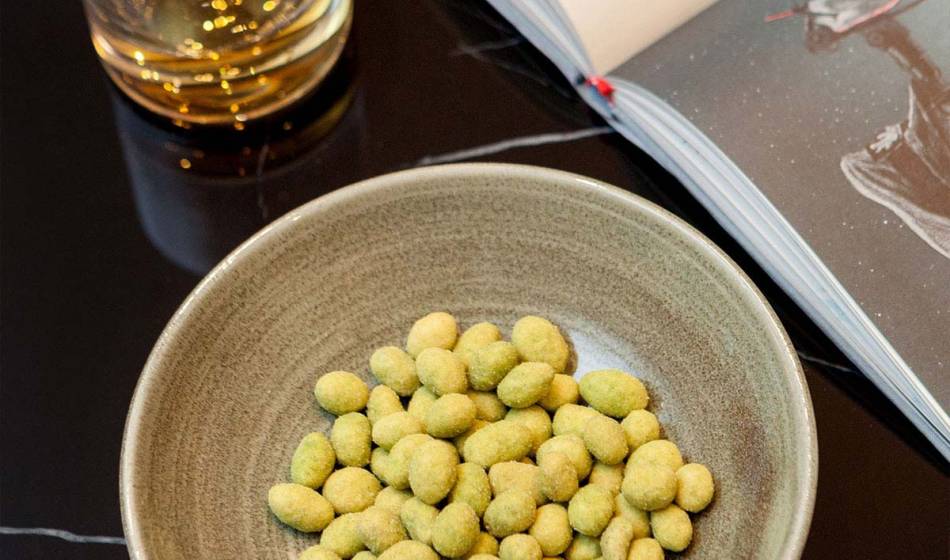 Knusprige Snacks in einer Schale, perfekt für gemütliche Stunden im Wohnzimmer der Vju Lounge im Urlaub auf Rügen.