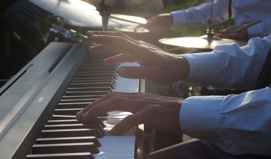 Nahaufnahme eines Pianisten, der Livemusik auf der Seeblick-Terrasse im Vju Hotel auf Rügen spielt.
