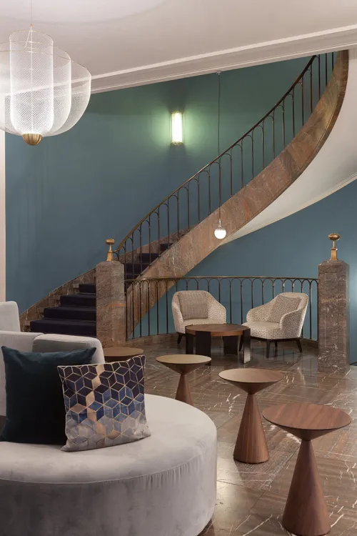 Sitting area in the foyer of the Hotel Elephant Weimar with modern armchairs and round tables in an elegant design.