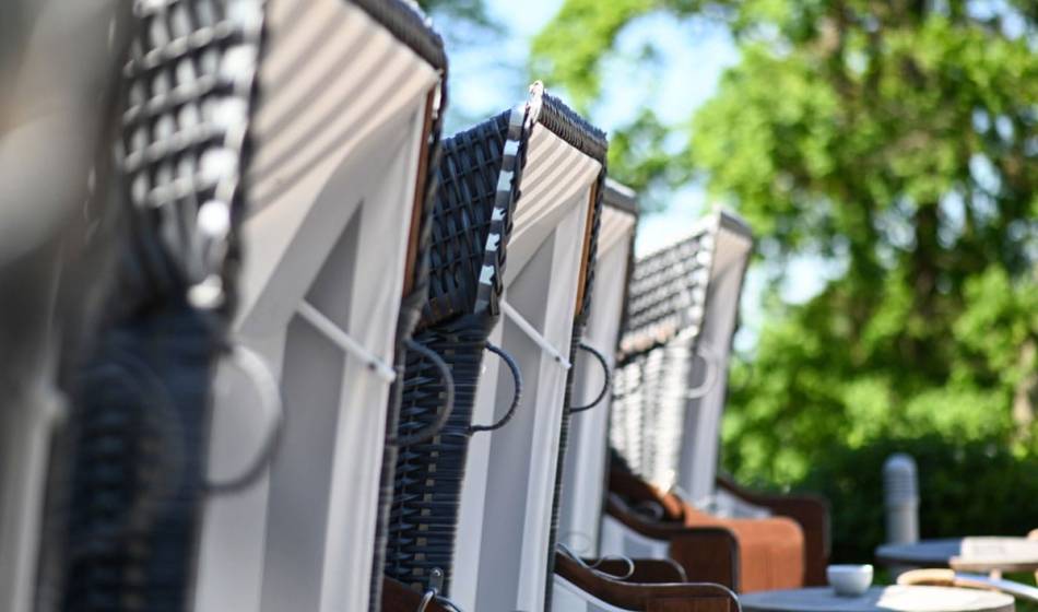 Einladende Strandkörbe auf der Seeblick-Terrasse des Vju Hotels auf Rügen, perfekt für Erholung im Ostseeurlaub.