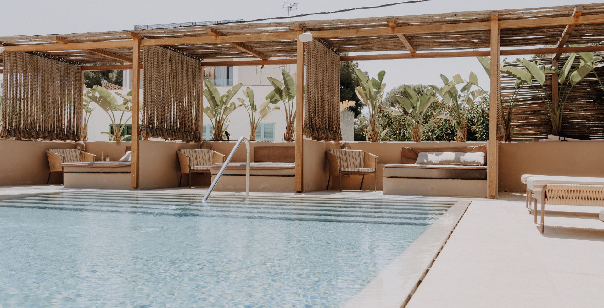 Poolbereich im Barefoot Hotel mit bequemen Liegen und tollen Angeboten auf Mallorca.