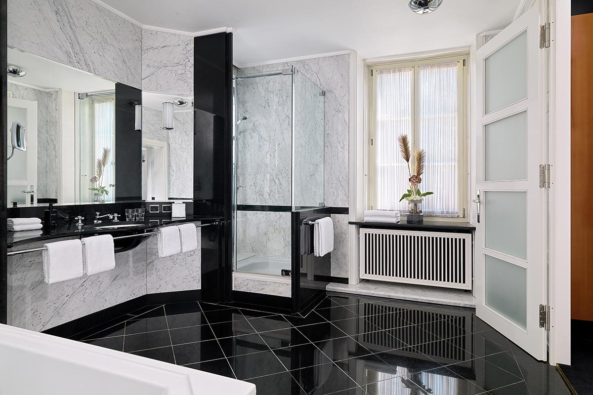 Luxurious bathroom with fine marble, large glass shower and stylish details for relaxing moments at the Hotel Elephant Weimar.