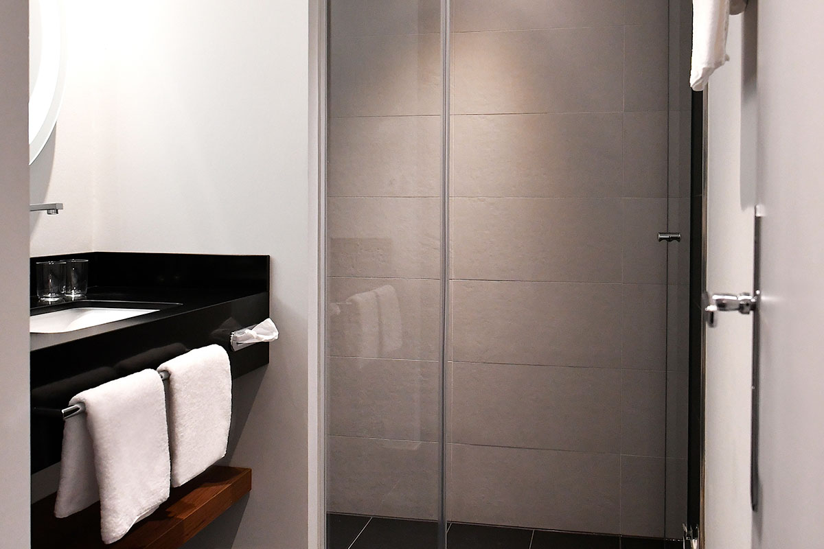 Modern bathroom with stylish shower in the Classic room of the Hotel Elephant Weimar, ideal for relaxing moments.