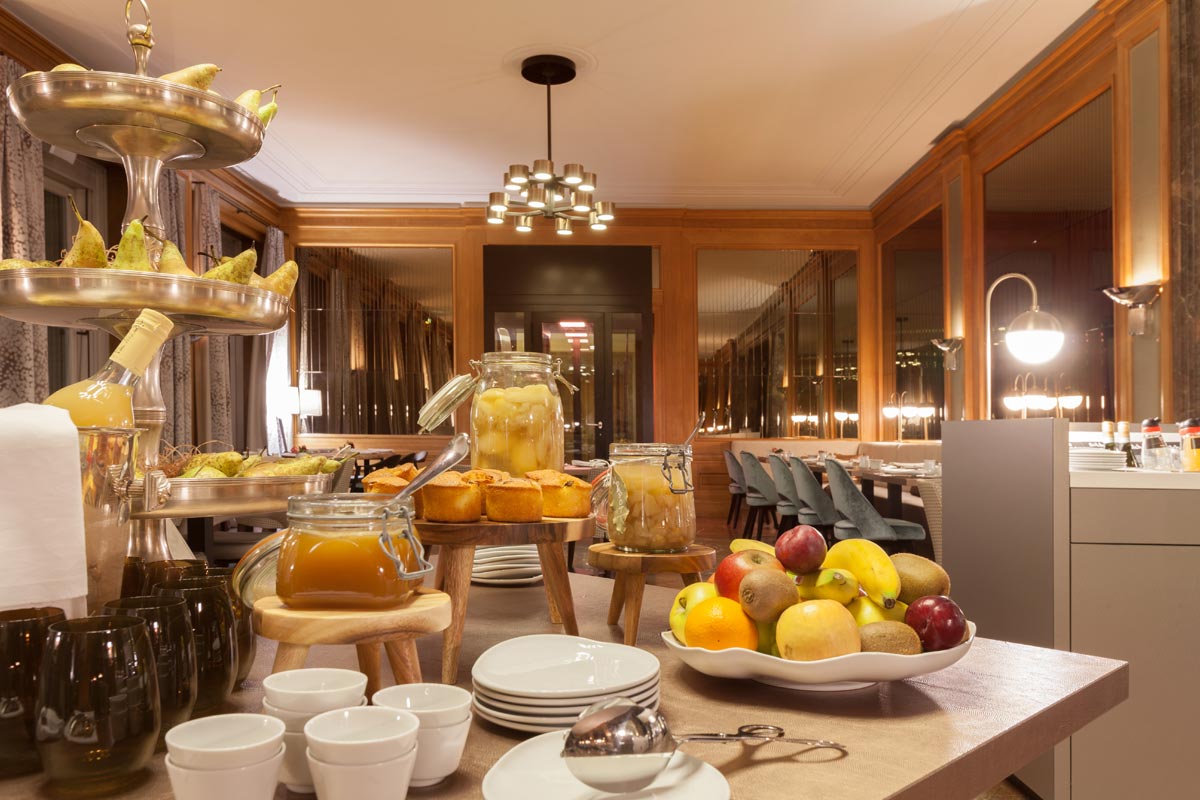 Rich breakfast buffet at the Hotel Elephant Weimar with fresh fruit, pastries and juices in an inviting atmosphere.