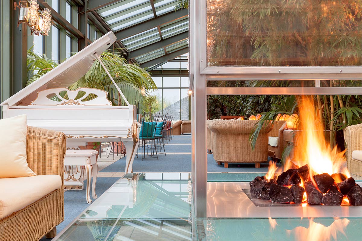 Romantische Stimmung bietet der Wintergarten des Hotels Kaiserhof mit Kamin und Ausblick aufs Meer.