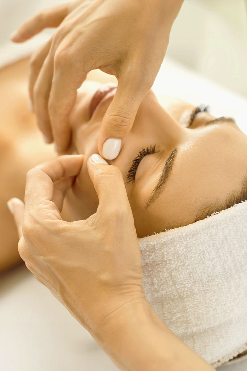 Nahaufnahme einer wohltuenden Kobido-Gesichtsmassage für Entspannung im Wellnessurlaub im Kaiserhof Heringsdorf.