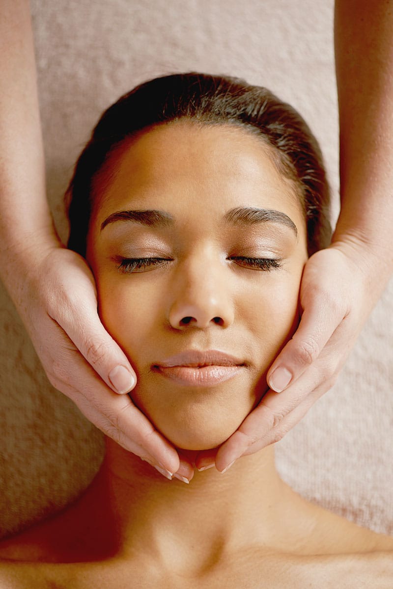 Sanfte Gesichtspflege zur Förderung von Wohlbefinden und natürlicher Schönheit im Wellnessurlaub im Hotel Kaiserhof.