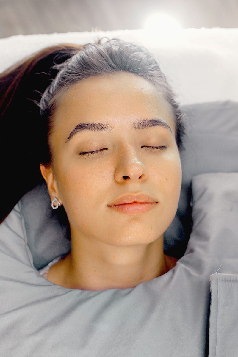 Frau entspannt während einer regenerierenden Fullsoft-Packung-Kosmetikbehandlung Hotel Kaiserhof Heringsdorf.