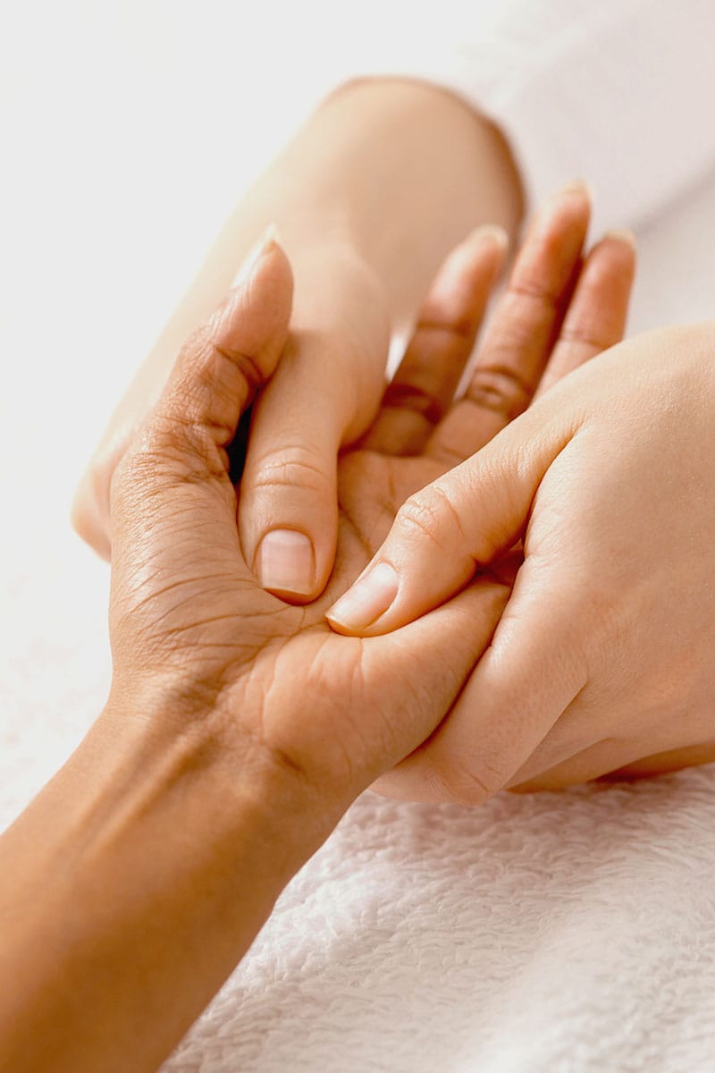 Nahaufnahme einer entspannenden Handmassage im Wellnessbereich des Hotel Kaiserhofs Heringsdorf auf Usedom.