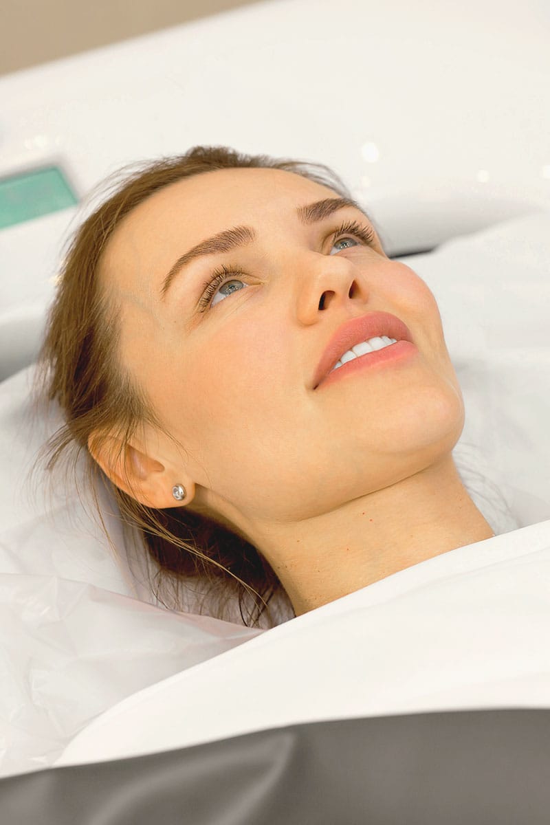 Frau entspannt bei einer kosmetischen Softpack-Behandlung im Wellnessbereich des Hotel Kaiserhof Heringsdorf.