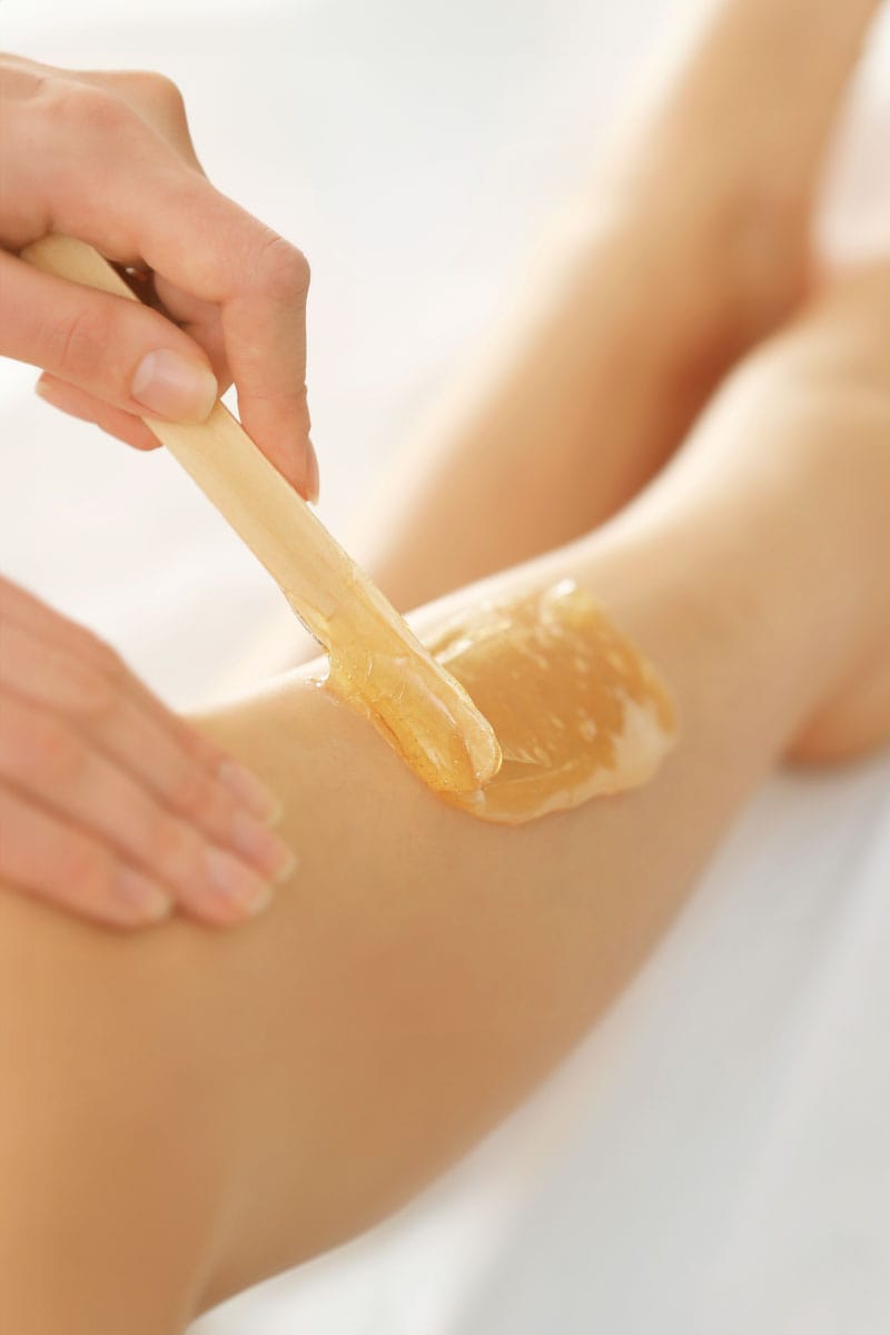 Professionelle Haarentfernung mit Warmwachs für geschmeidige und glatte Haut beim Wellness im Hotel Kaiserhof Heringsdorf.