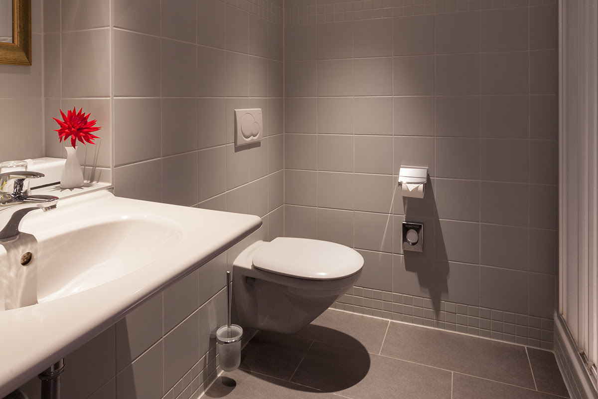Bathroom of the single room with modern furnishings, washbasin and WC at the Hotel Kaiserhof Heringsdorf on Usedom.