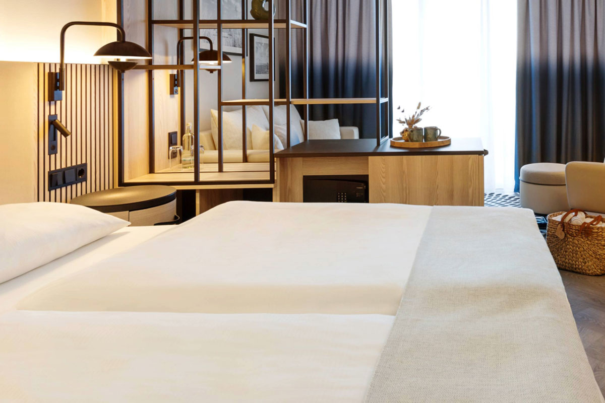Stylishly furnished deluxe double room with Baltic Sea view and cozy ambience in the Hotel Kaiserhof Heringsdorf.