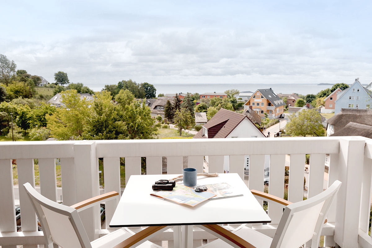 Aussicht vom Balkon des Koopmanns Hotel und Lädchen Rügen über Dächer und Ostsee
