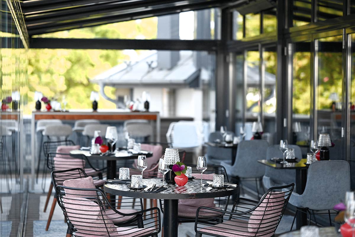 Stilvolle Tische mit Gläsern und Blumen im Künstlerquartier Seezeichen Ahrenshoop