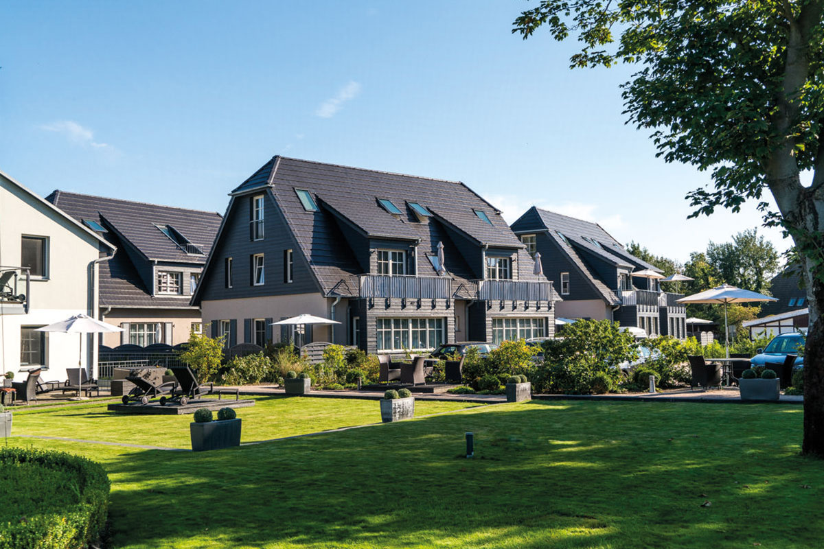 Exterior view of the Dünenpark vacation complex in Ahrenshoop, part of the Künstlerquartier Seezeichen hotel.