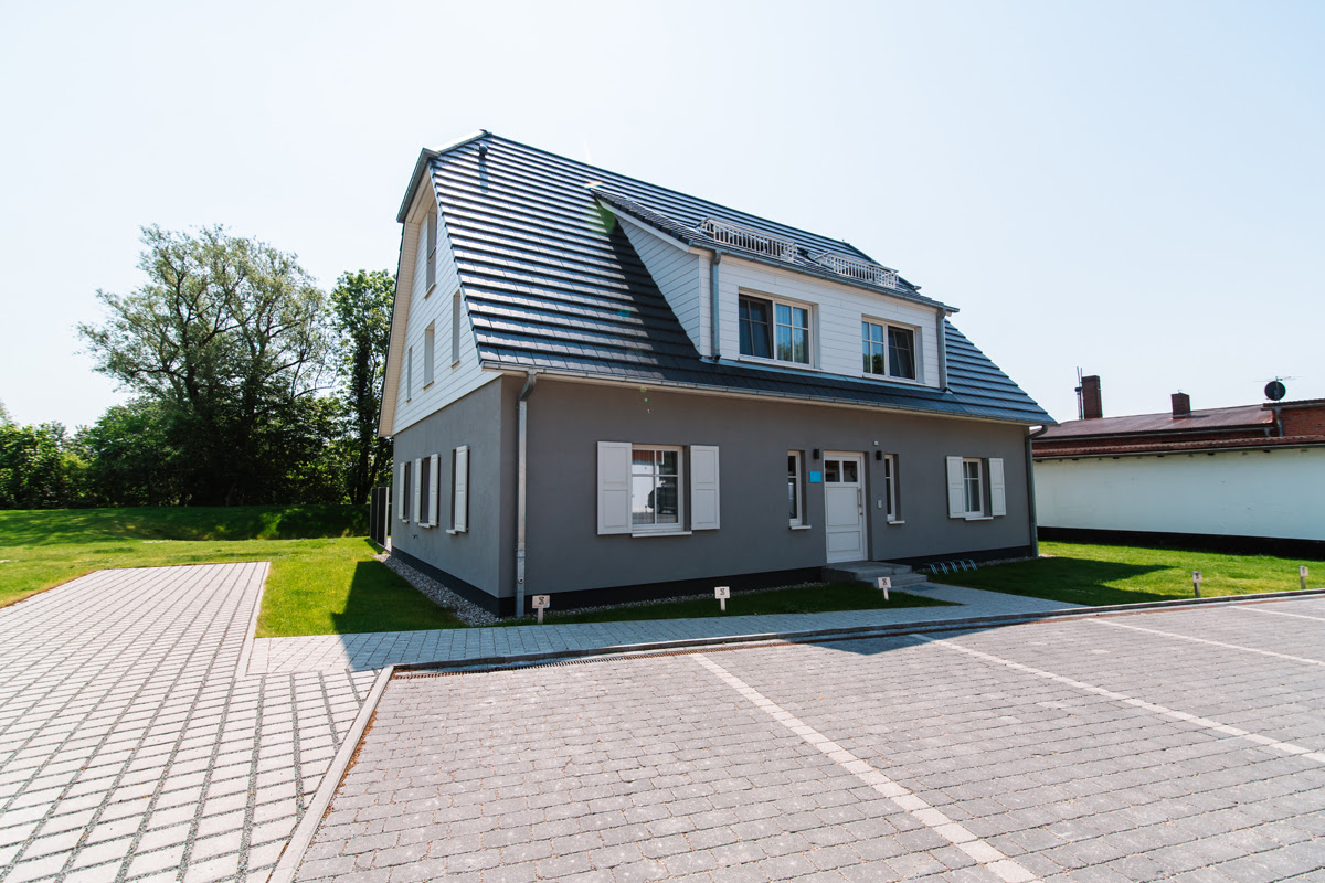 Modern beach villa with garden and parking facilities in a quiet location, part of the Hotel Künstlerquartier Seezeichen.
