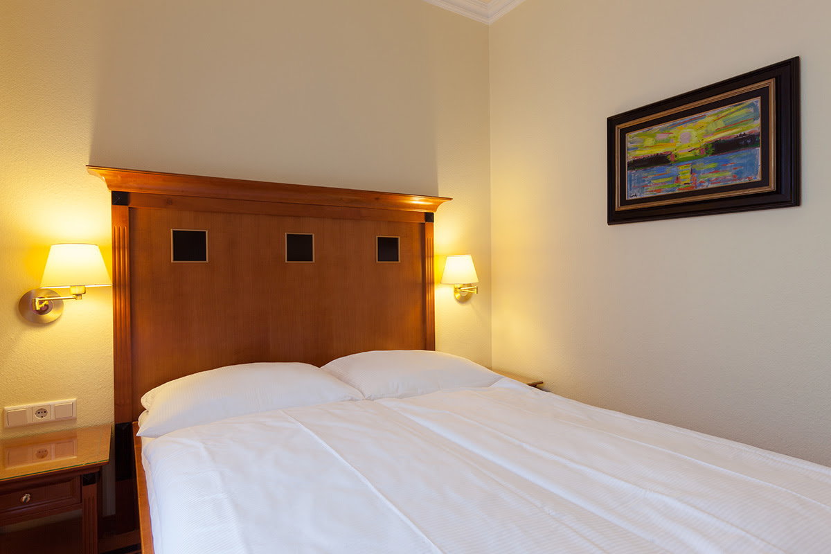 Gemütliches Hotelzimmer mit Queensize-Bett im Doppelzimmer in den Dependancen des Vju Hotels.