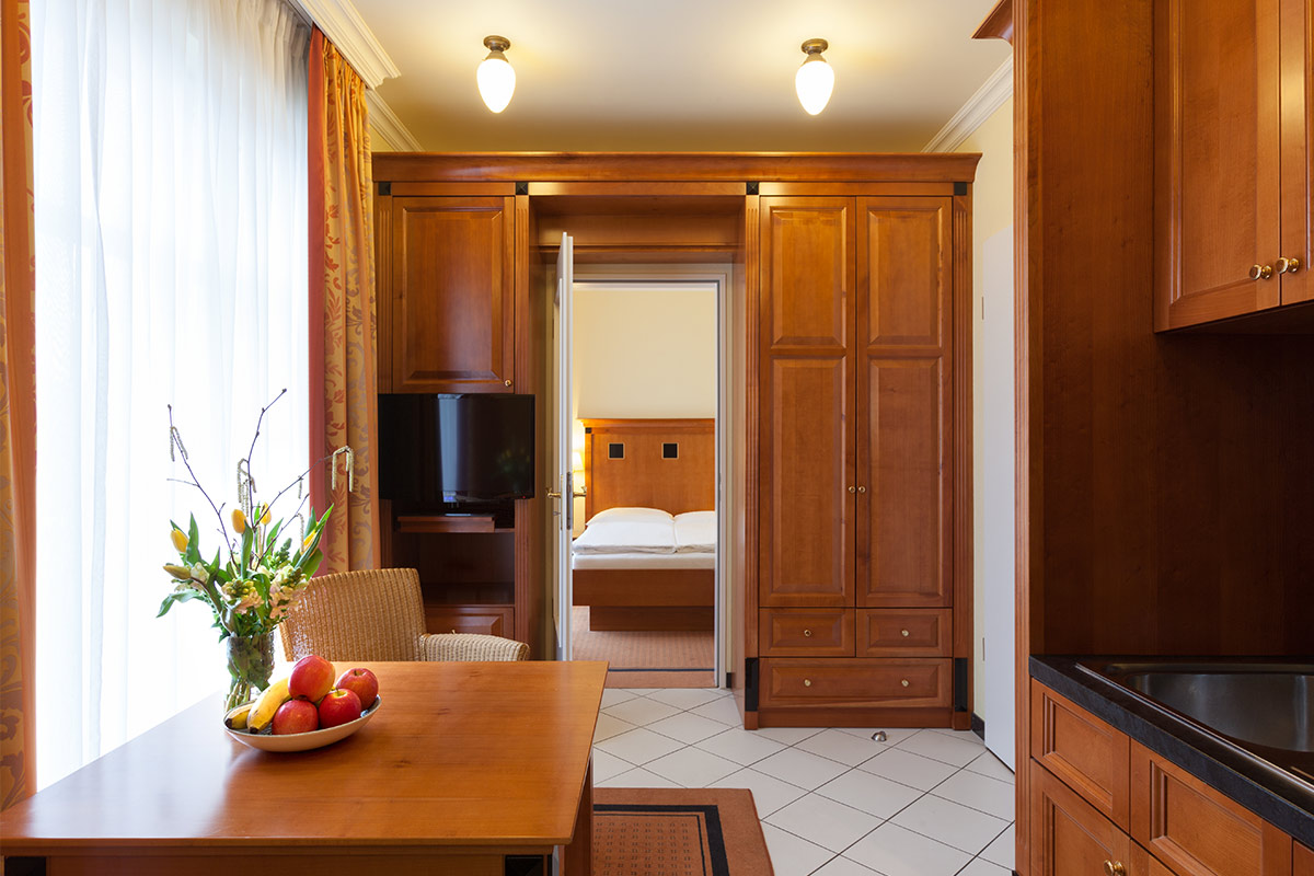 Queen-size double room with its own kitchenette and cozy dining area in the annexes of the Vju Hotel.