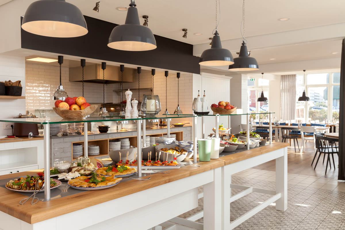 Frühstücksbuffet mit einer Auswahl an frischen Speisen und Getränken im Wyn. Strandhotel auf Sylt.