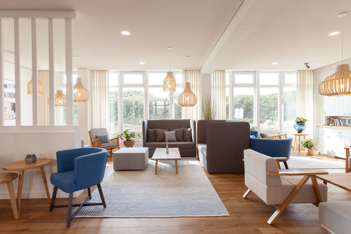 Helle und gemütlich eingerichtete Lounge mit Sesseln und Sofas im Wyn. Strandhotel mit vielen Urlaubsangeboten.