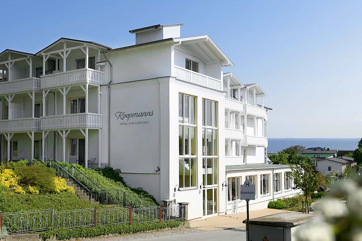 Außenansicht des Koopmanns Hotel und Lädchen auf Rügen mit Balkonen und Meerblick.