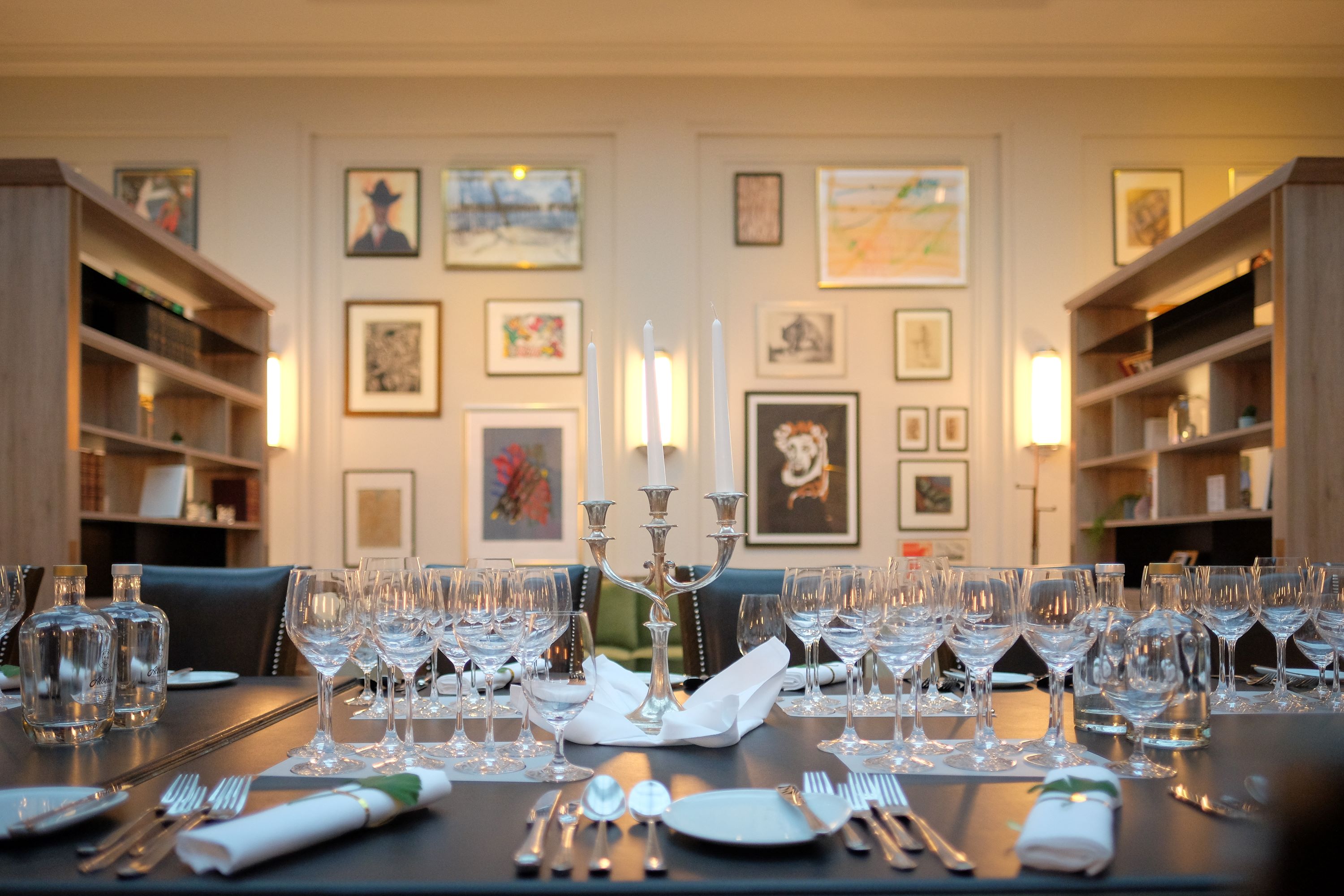 Ein stilvoll gedeckter Tisch mit Gläsern, Servietten und Besteck in meinem modernen Raum.