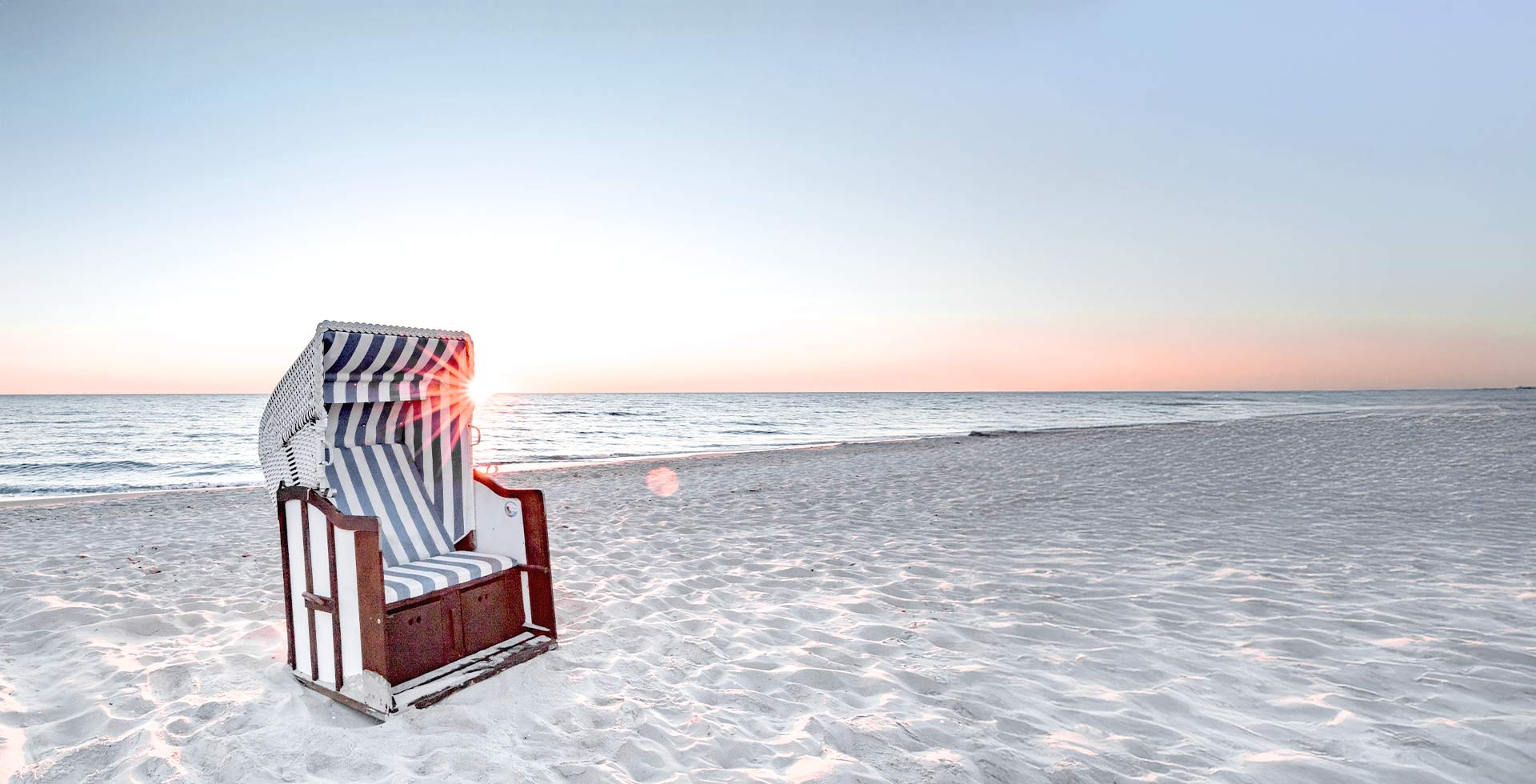 Freier Strandkorb am morgendlichen Strand von Usedom – schnell den besten Platz sichern!