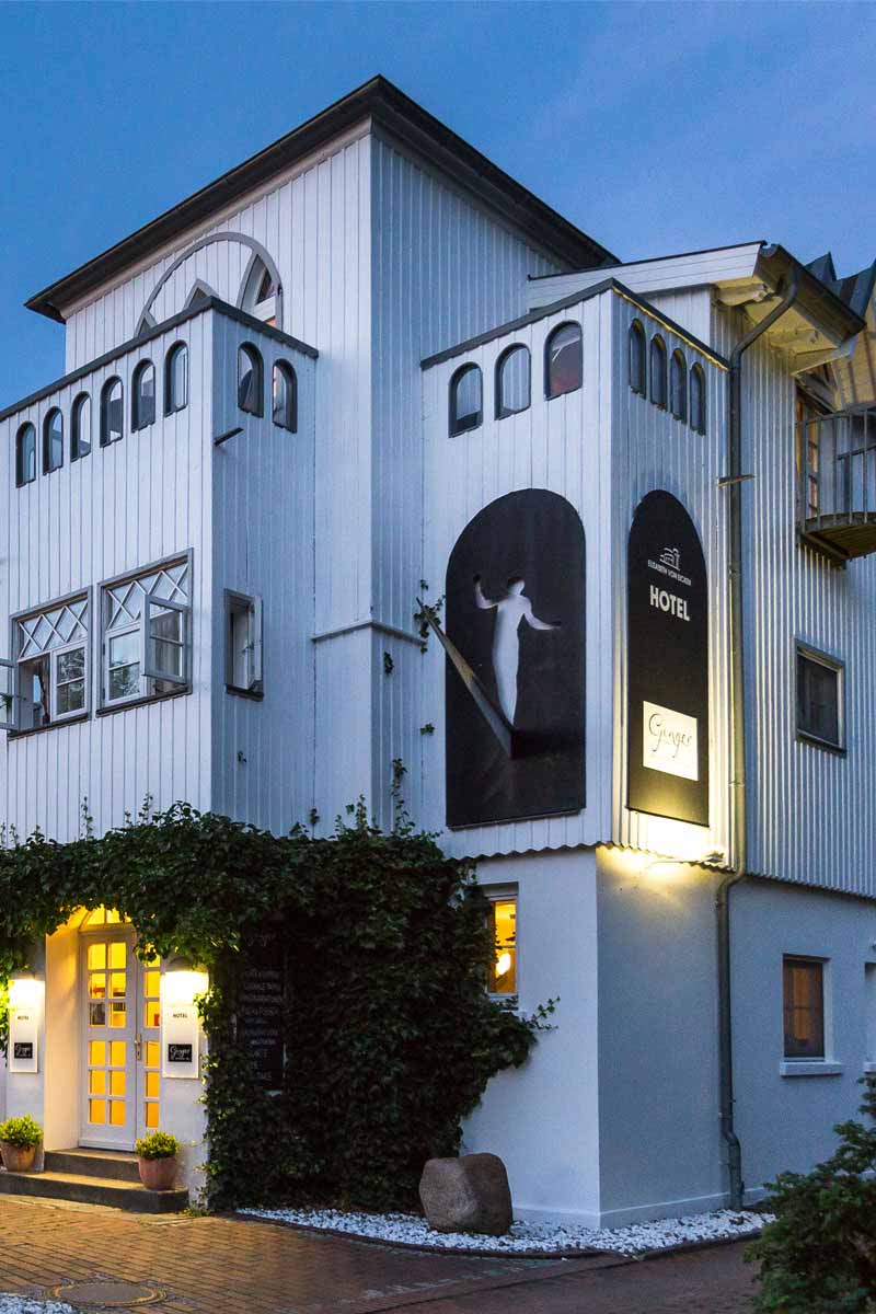 Beleuchtetes Hotel Elisabeth von Eicken bei Dämmerung, historische Architektur und stilvolles Design.