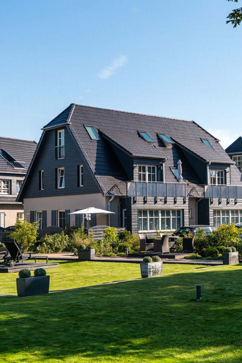 Außenansicht der Ferienunterkünfte Seezeichen mit gepflegtem Garten und stilvollem Haus.
