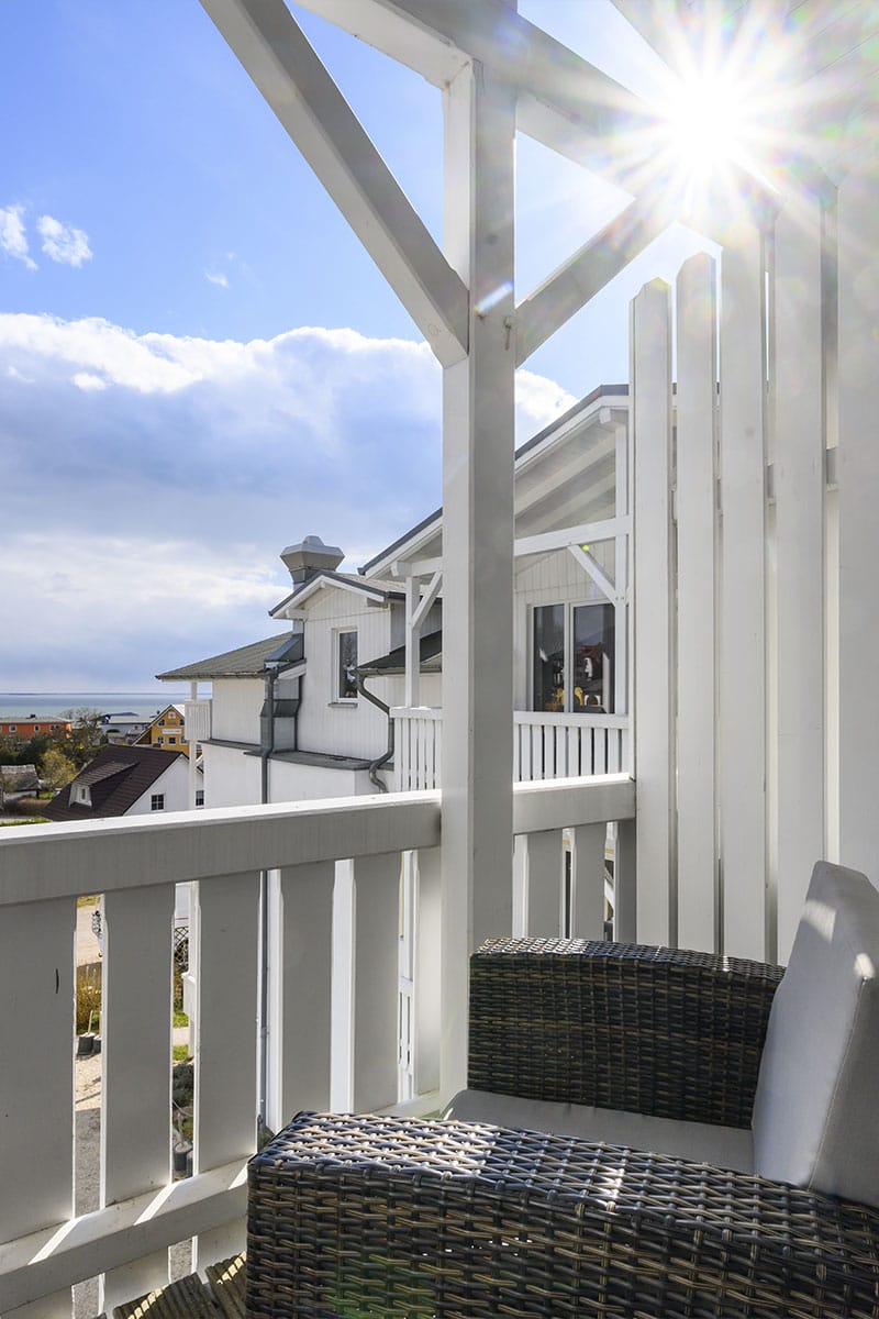 Sonniger Balkon mit Rattanmöbeln im Koopmanns Hotel und Lädchen auf Rügen mit Ausblick auf die Umgebung.