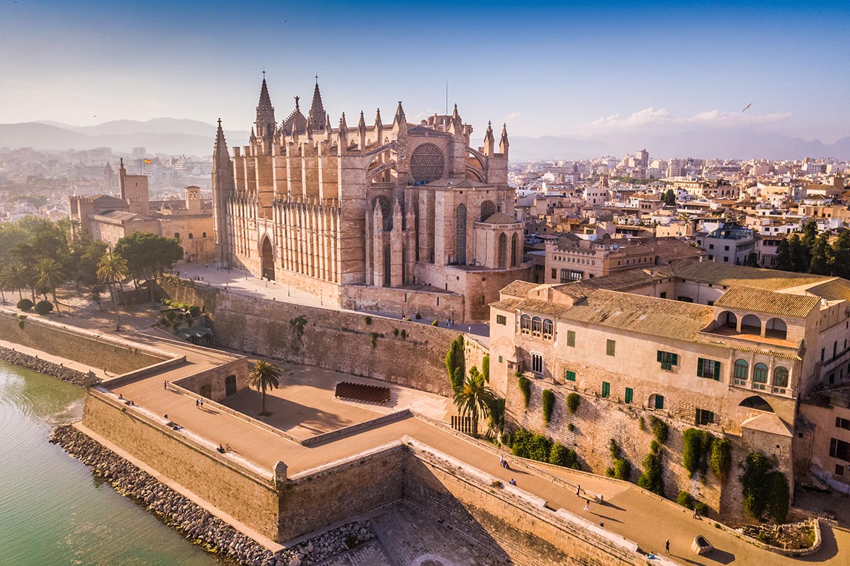Luftaufnahme der Kathedrale La Seu in Palma de Mallorca, umgeben von Altstadt, Stadtmauern und Küste