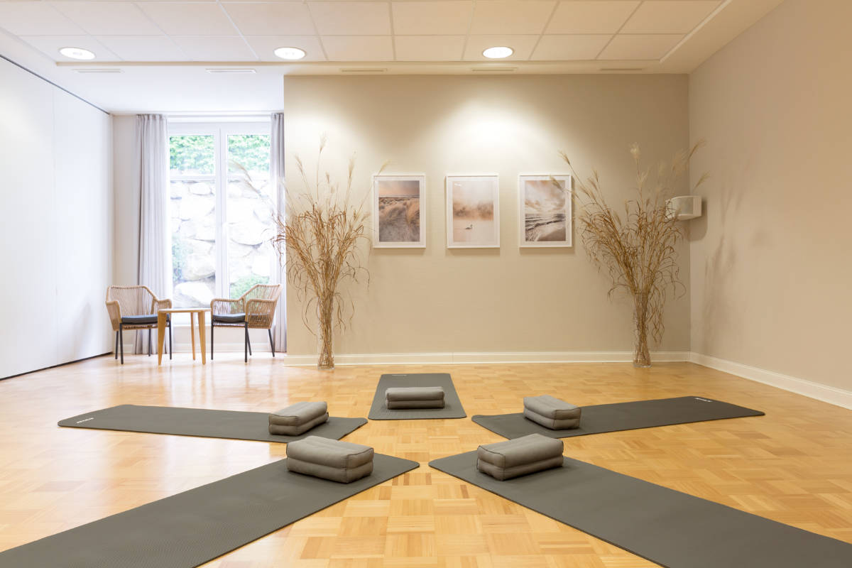 The modern and professionally equipped yoga room at the Vju Hotel Rügen