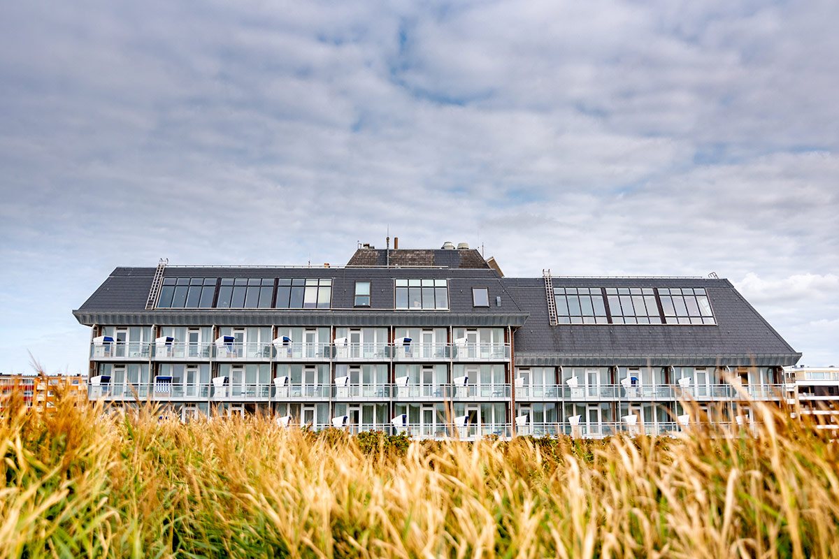 Aussenansicht des Strandhotels Wyn. auf Sylt für einen perfekten Inselurlaub mit Meerblick.