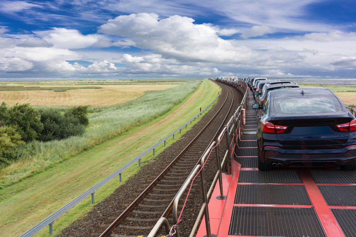 Autos auf dem Autozug bei der Überfahrt über das Wattenmeer in den Urlaub nach Sylt.