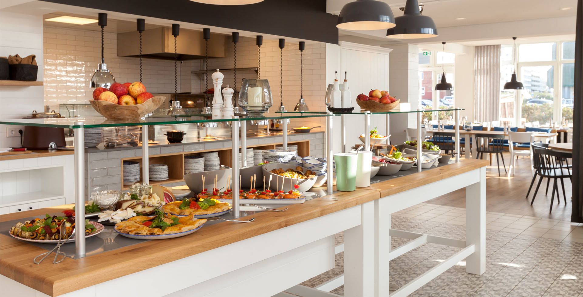 Reichhaltiges Buffet für deinen Urlaub im Wyn. Strandhotel auf Sylt mit frischen Speisen, Salaten und Desserts.
