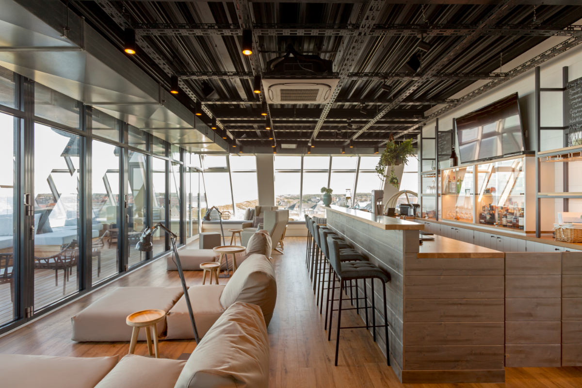 NIGHT.LOUNGE im Wyn. Strandhotel mit moderner Bar und Panoramablick auf die Nordsee für entspannte Abende im Urlaub auf Sylt.