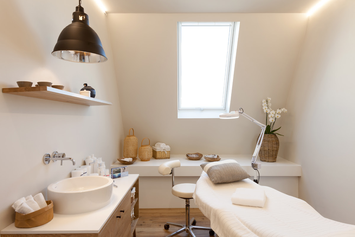 Behandlungsraum im Spa des Wyn. Strandhotels auf Sylt mit heller Einrichtung und einladender Atmosphäre.