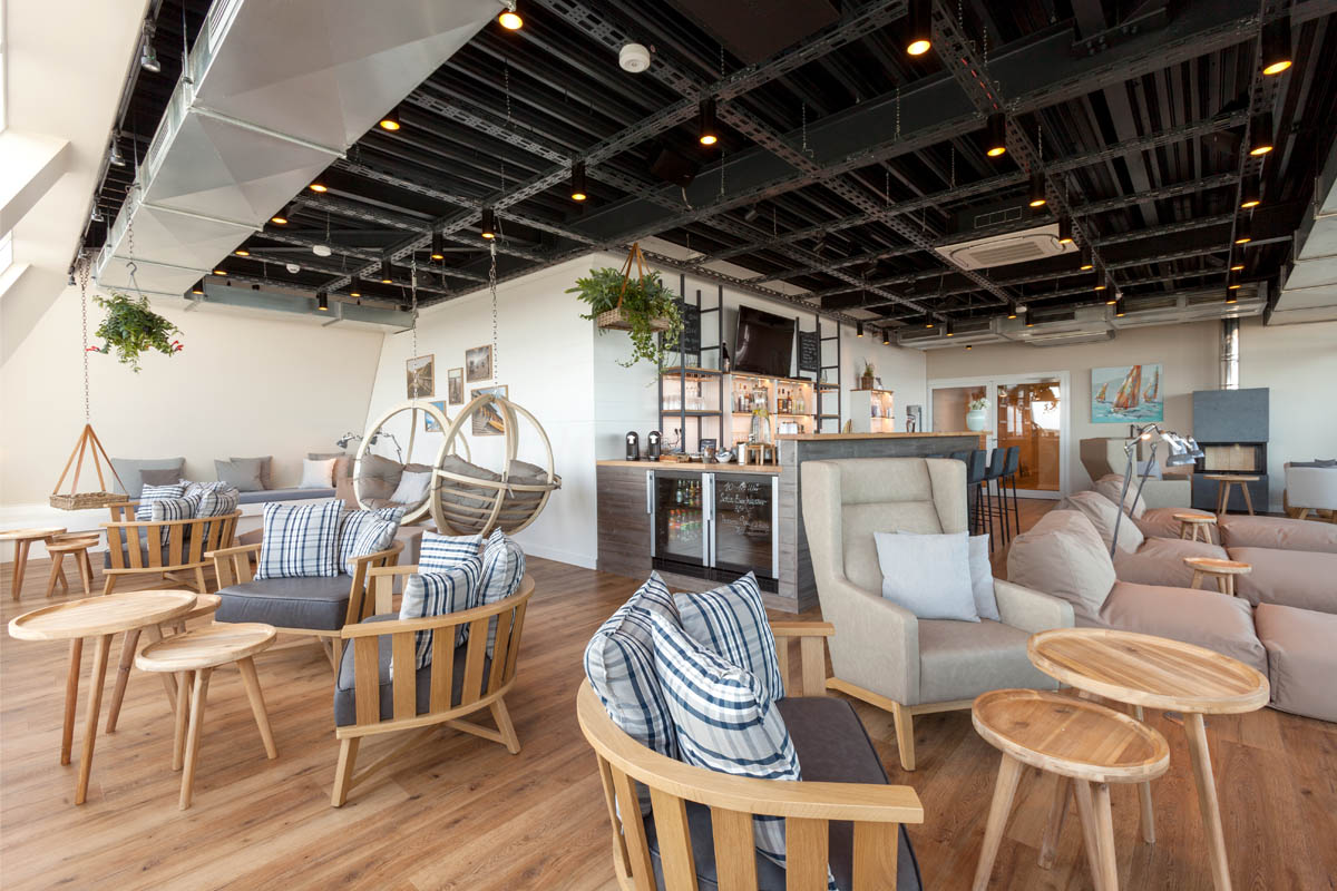 NIGHT.LOUNGE Bar im Wyn. Strandhotel für entspannte Stunden nach einer Wellnessanwendung auf Sylt.